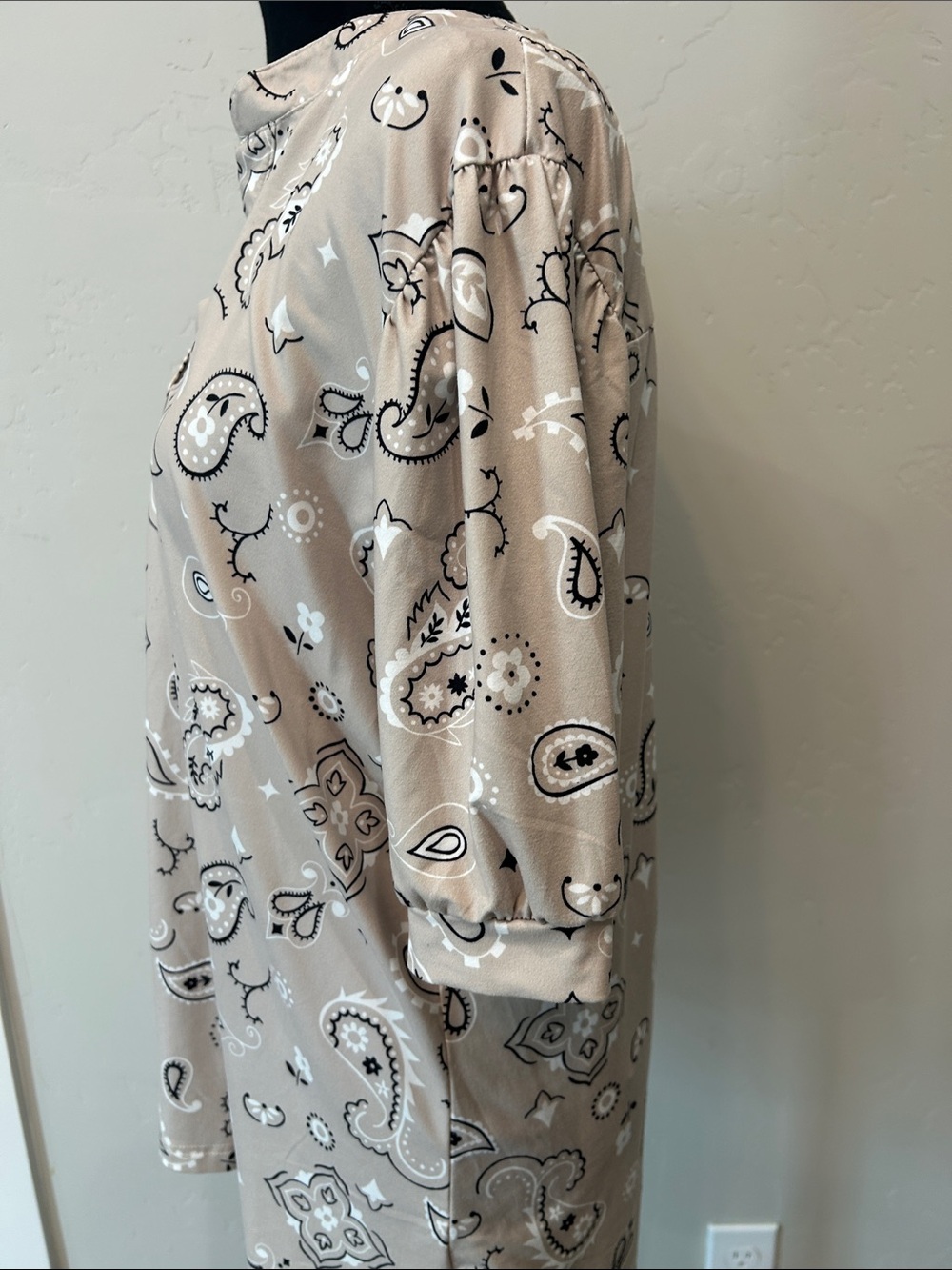 STERLING KREEK Women's Taupe Paisley Split-Neck Top L - Picture 3 of 6